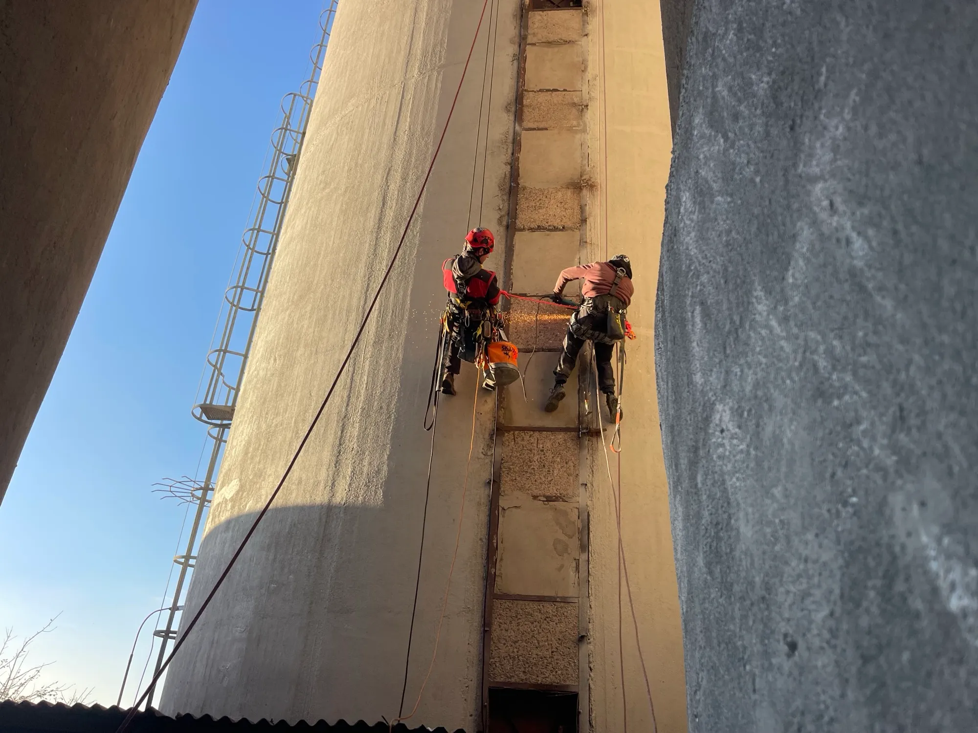 Dva pracovníci na laně