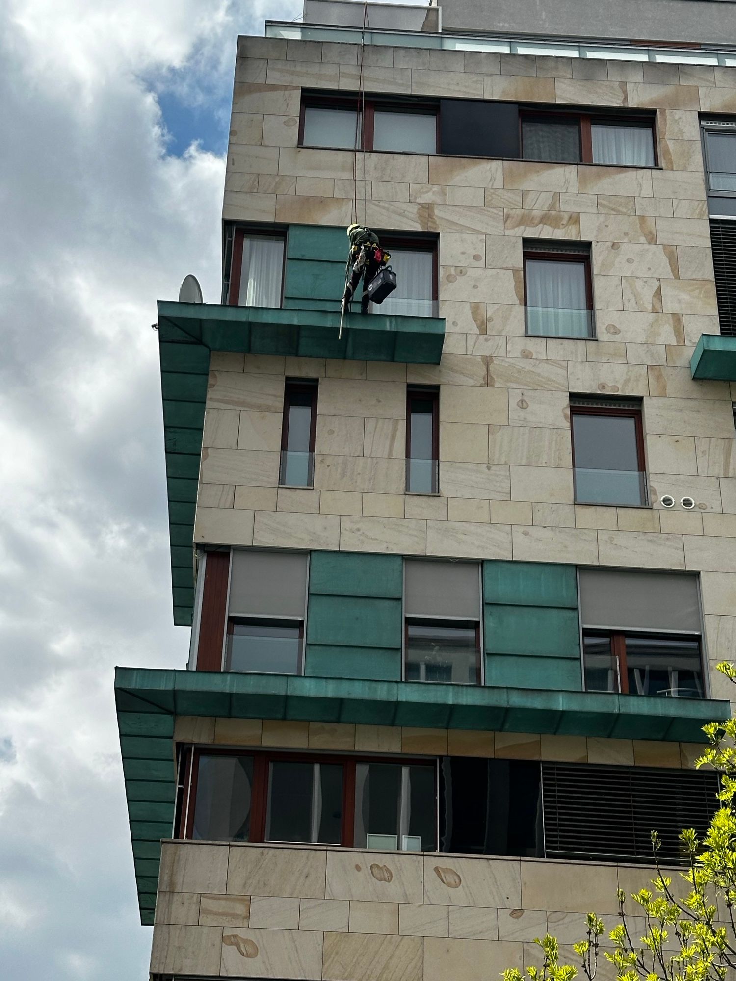 Práce na fasádě budovy